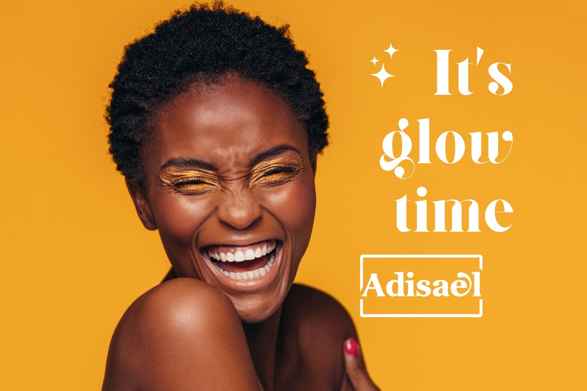 Femme noire souriante avec maquillage doré éclatant sur les yeux, fond orange, texte glow time Adisael